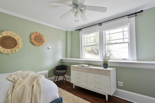 Building Photo - 2076 Ridgedale Rd NE