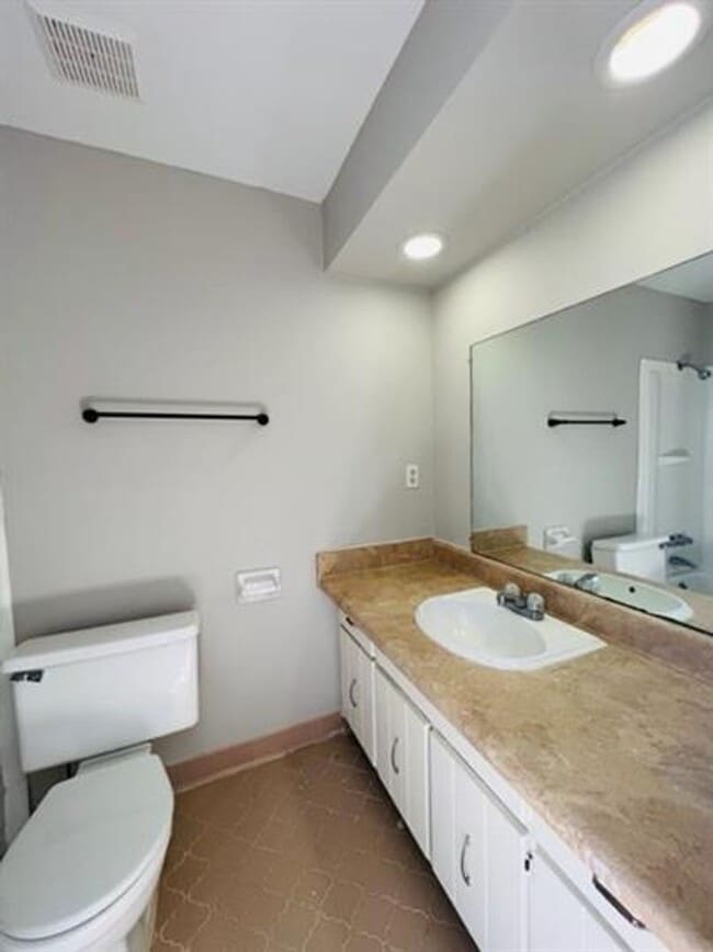 Building Photo - Stunning 5-Bedroom Home in Bartlett - Spacious, Elegant & Move-In Ready!