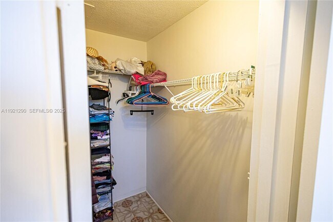 Building Photo - 16790 NE 14th Ave