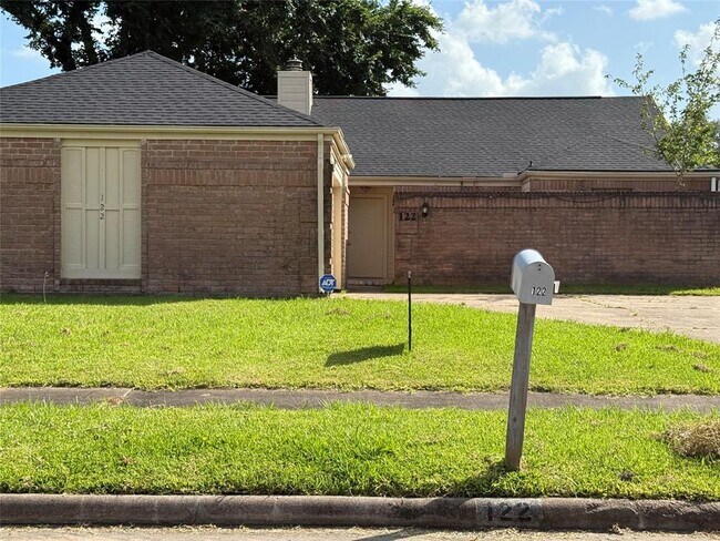 Building Photo - 122 Queens Ct