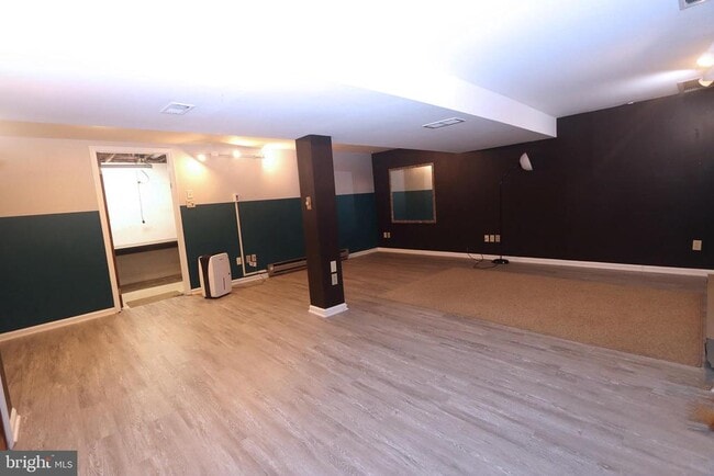 Building Photo - 403 Essex Ct