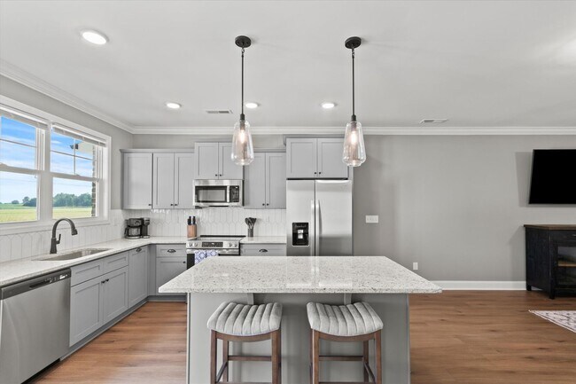 Building Photo - Fully Furnished and Move-In Ready! Flexible Lease Options Available!