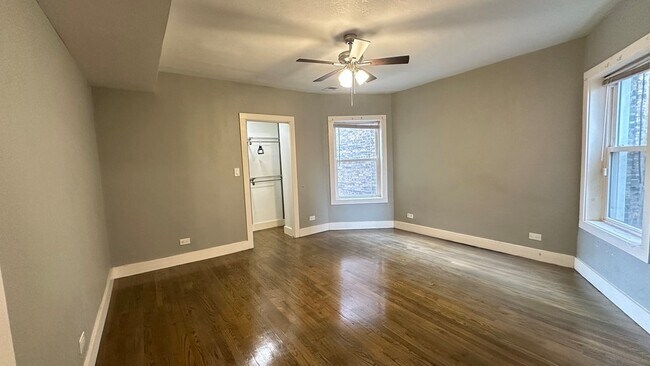 Building Photo - 6207 N Talman Ave