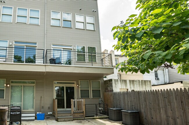 Building Photo - 1619 Ogden St