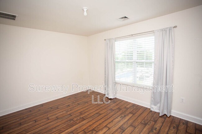 Building Photo - 1 Tweentown Cl