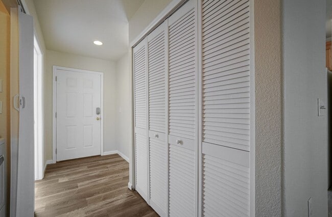 Building Photo - Great two bedroom, one bath near airport. AVAILABLE BEGINNING 6/17/26