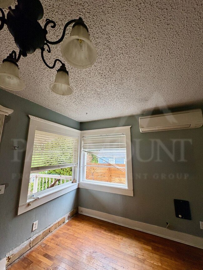 Building Photo - Bright & Beautiful Bungalow Near Downtown Port Orchard