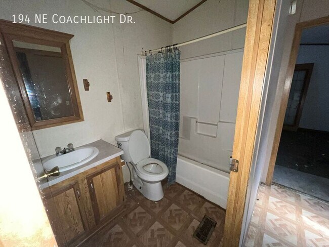 Building Photo - 194 Coachlight Dr