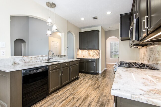 Building Photo - 22015 Field Green Dr