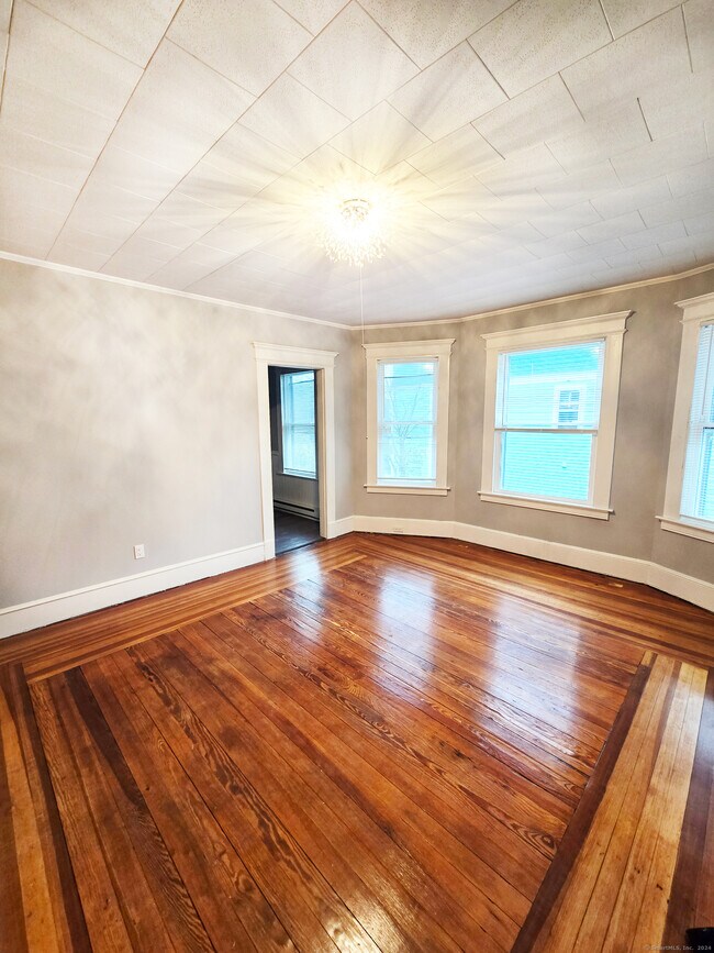 Building Photo - 652 Watertown Ave