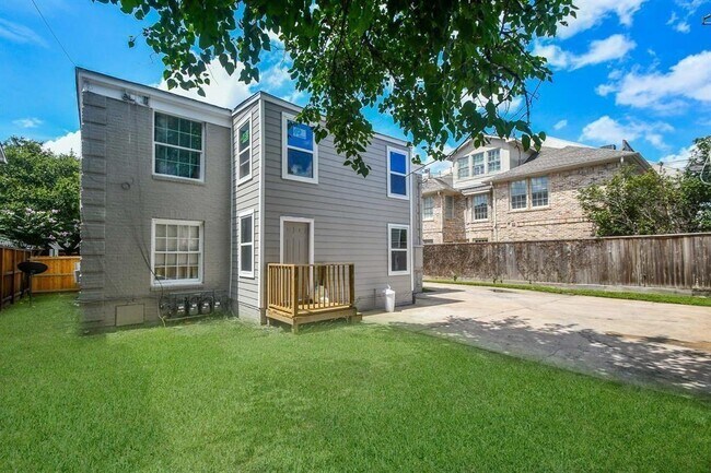 Building Photo - 2718 Wroxton Rd