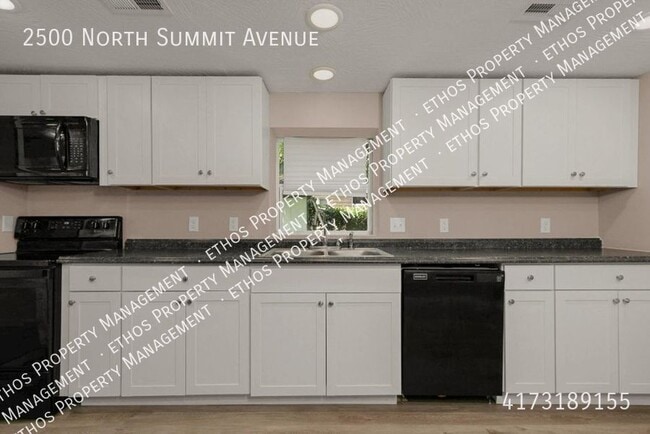 Building Photo - 2500 N Summit Ave