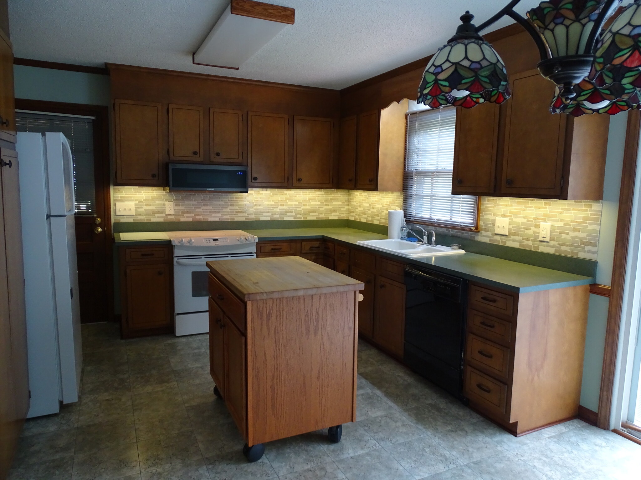 Undercounter lighting and moveable island - 5694 Claridge Dr