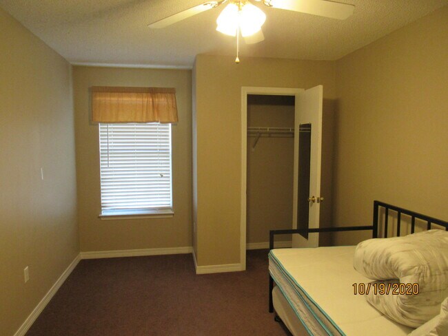 Building Photo - 1853 Whispering Oaks Ln