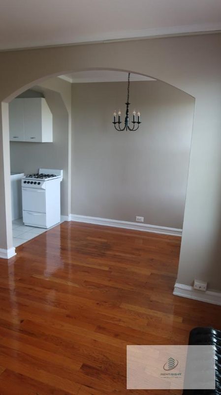 Building Photo - 1209 W Sherwin Ave