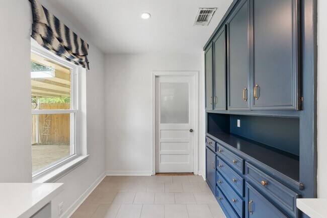 Building Photo - 935 Stonecrest Dr