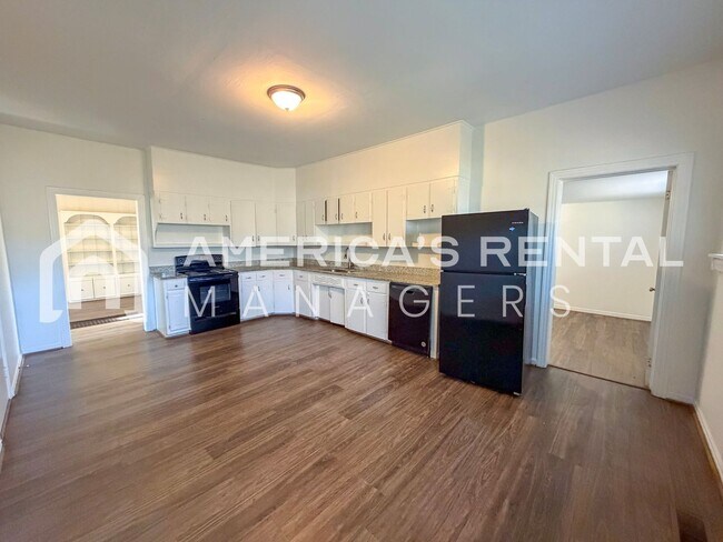 Building Photo - Charming & Spacious Graysville Home for Rent!