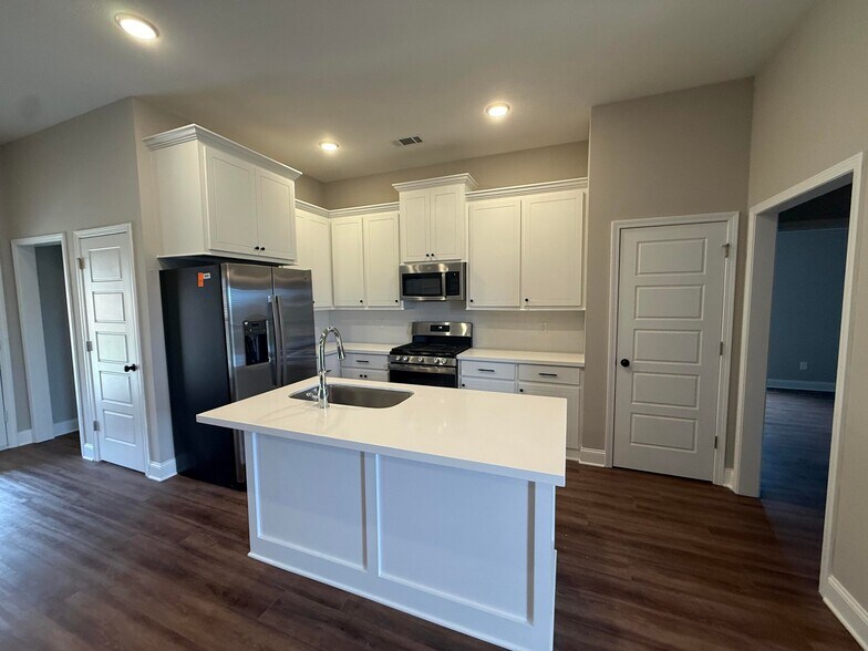 Building Photo - 110 Madisonville Dr