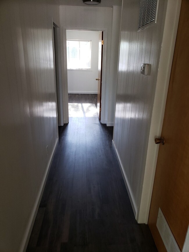 Building Photo - 1640 sf 3 bed 1 bath