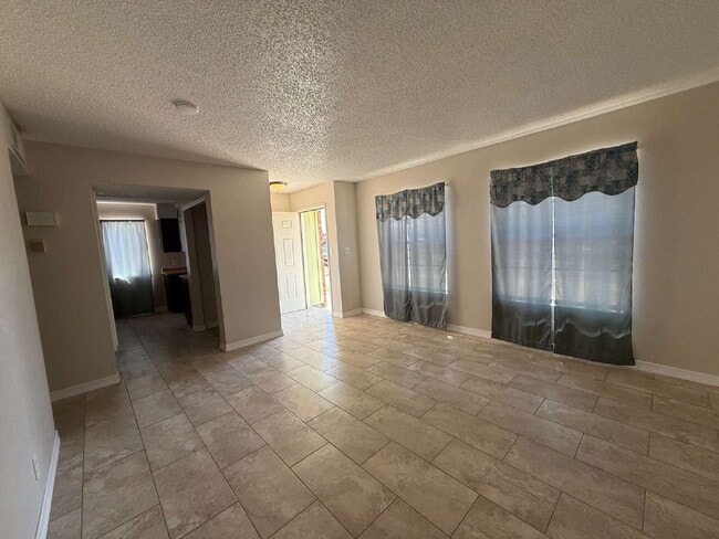 Building Photo - 955 Versailles Dr