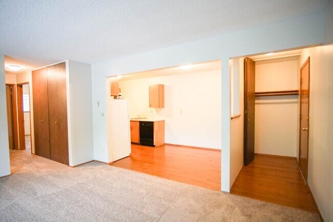 Building Photo - Mid-Century 2-Bedroom in Sullivan's Gulch-...