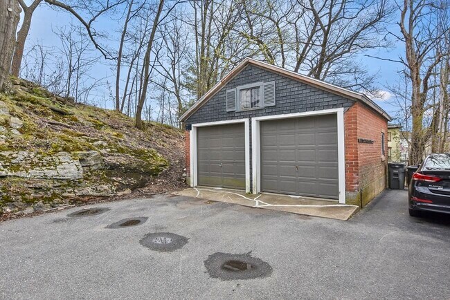 Building Photo - 27 Oak St