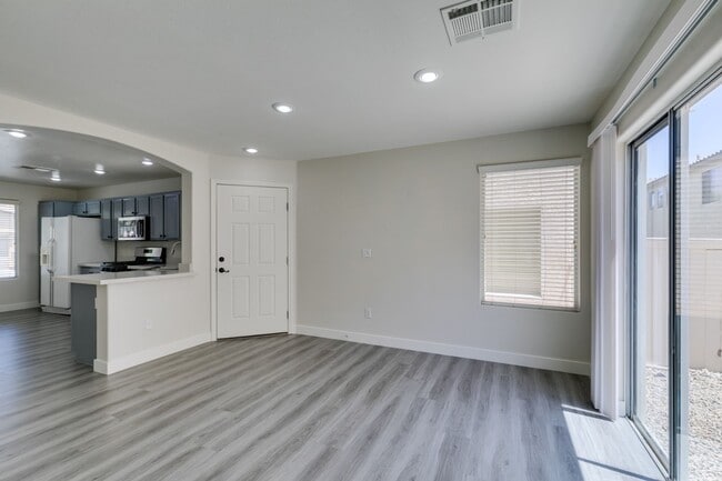 Building Photo - NEWLY UPDATED 4 BEDROOM HOME IN THE SOUTHWEST