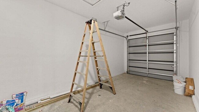 Building Photo - Barna Ave