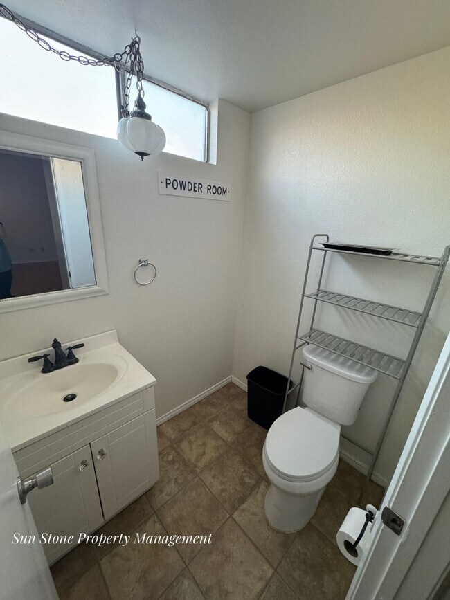 Building Photo - House in Ontario