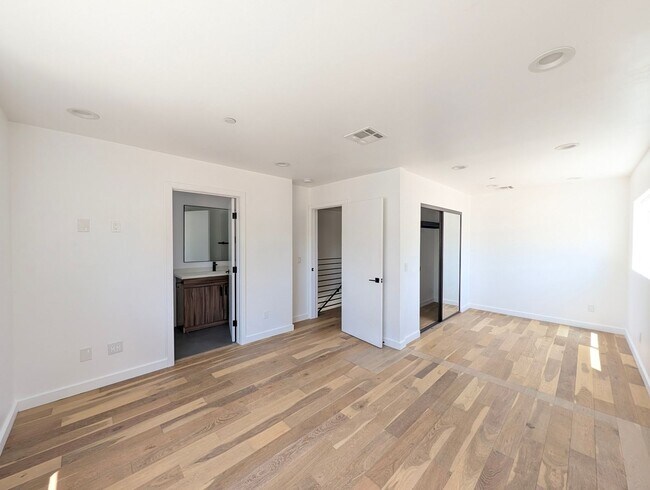 Building Photo - 4260 Laurel Canyon Blvd