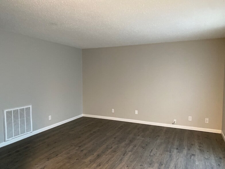 Building Photo - 36 Sta Les Cv