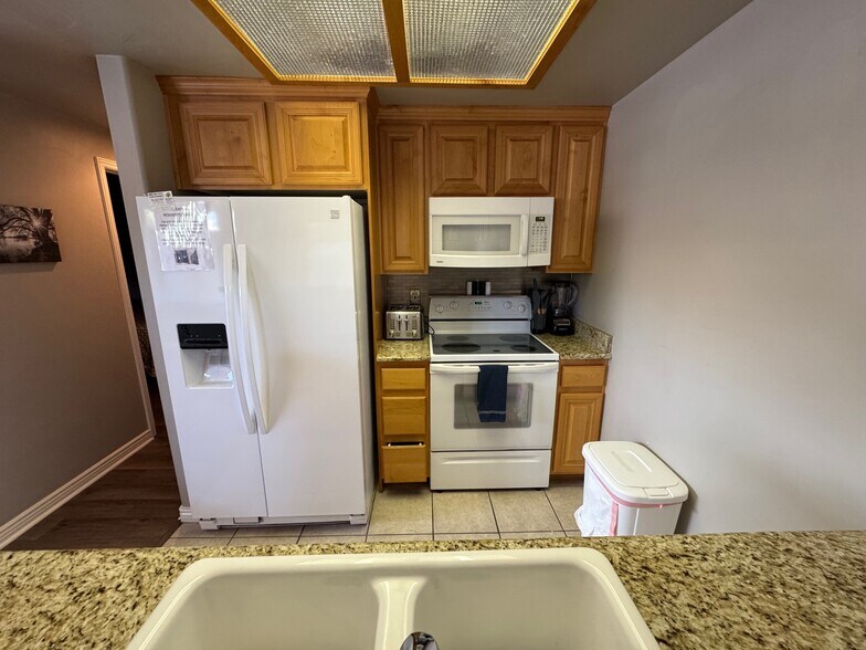 Building Photo - 405 Paradise Pky