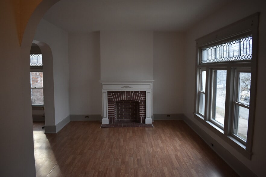 Living room - 547 W 5th St