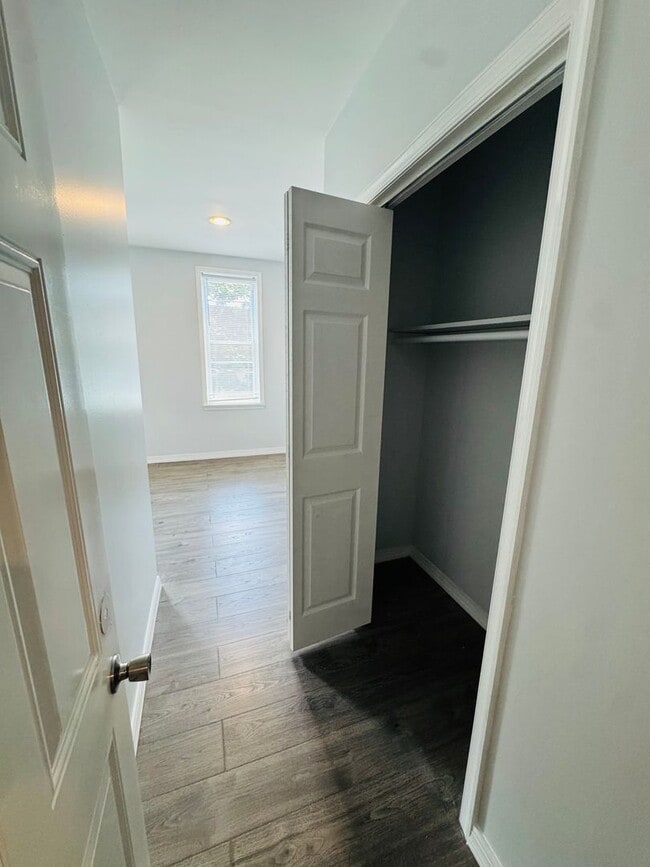 Building Photo - Remodeled 4bd/2 House with Rear yard!! SEC...