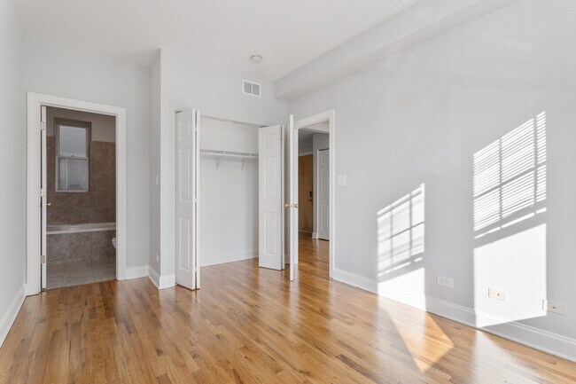 Building Photo - 7324 N Damen Ave