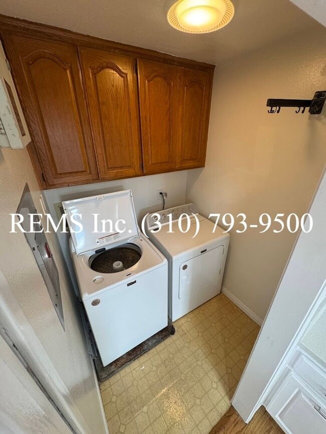 Building Photo - Spacious Townhome with Garage & Laundry in...
