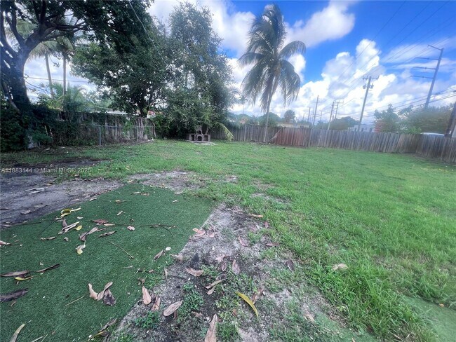 Building Photo - 1385 NE 129th St