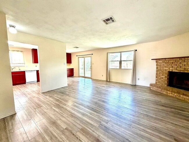 Building Photo - Welcome to this 3 BD, 2 Bth home situated on a corner lot!!