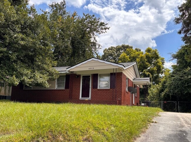 Building Photo - 3 BED 1.5 BATH IN HEART OF FAYETTEVILLE NC