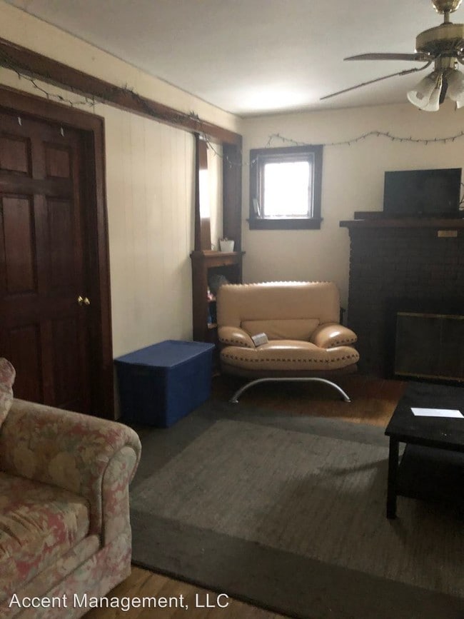 Building Photo - 2021 University Ave