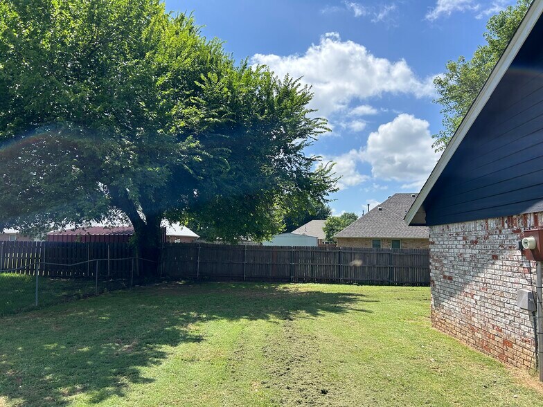 Building Photo - 607 N Robin Way