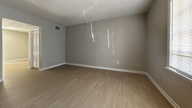 Building Photo - 2 & 3 Bedroom Townhomes in West Ashley