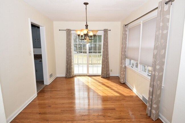 Building Photo - Adorable 3 Bedroom on McKinley Ave. South Bend, IN