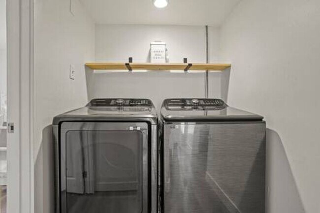 Building Photo - Furnished Home Available Now!