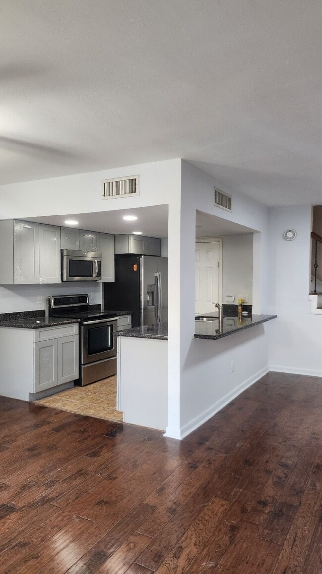 Building Photo - 939 Memorial Village Dr