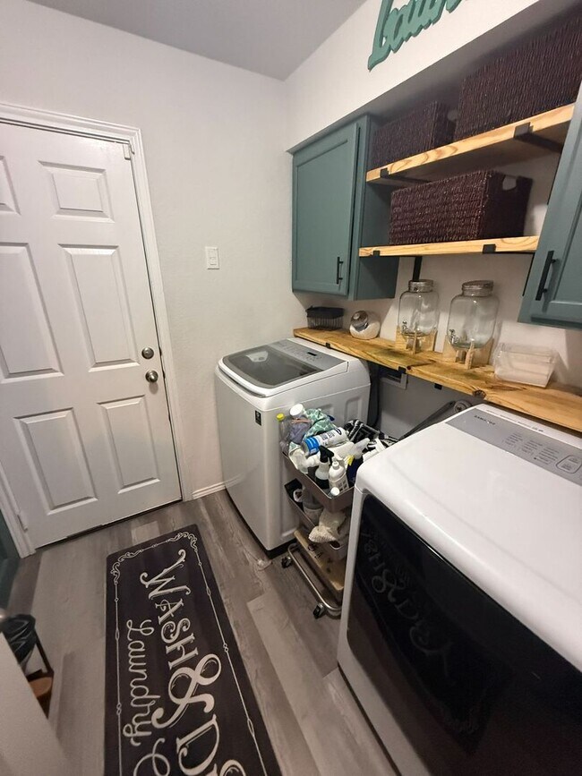 Building Photo - BEAUTIFUL 4-bedroom 2-bathroom home! !!HALF OFF 1ST MONTH!!