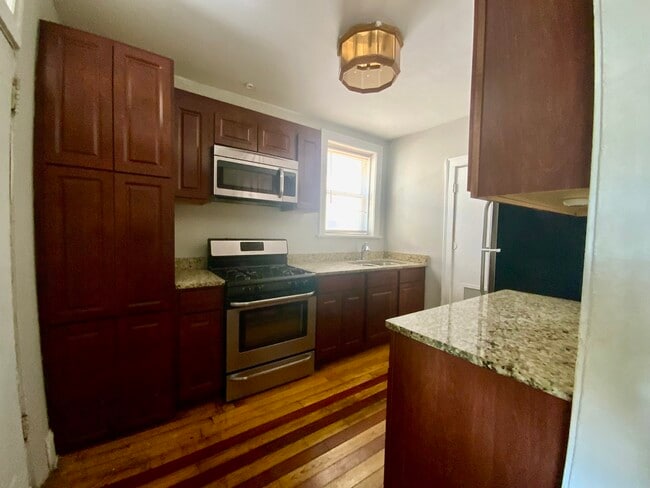 Building Photo - 5511 W Diversey Ave