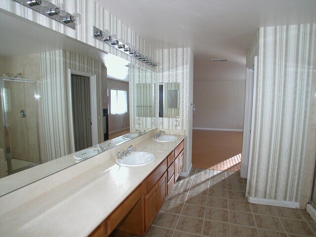 Building Photo - WOW! Great Eastlake Trails Former Model Home