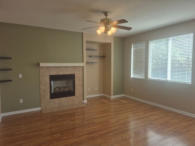 Building Photo - Beautiful 4 Bedroom 2.5 Bath with loft