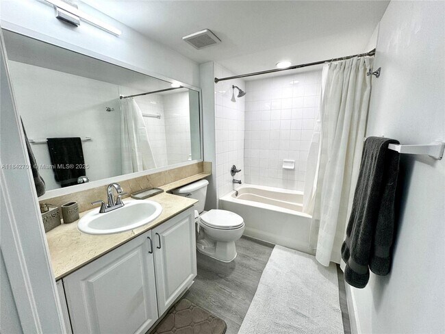 Building Photo - 1155 Brickell Bay Dr